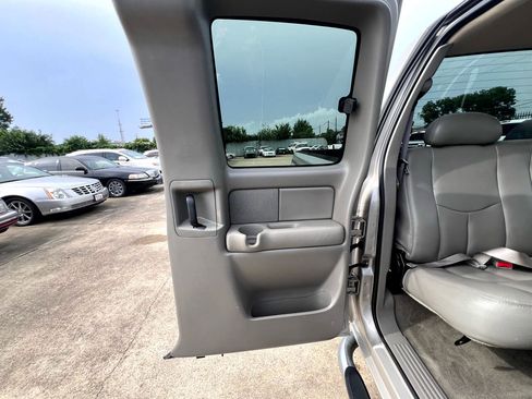 Used 2004 GMC Sierra 2500 SLT w/ Skid Plate Package image 29