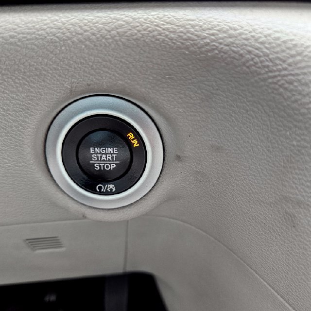 Used 2022 Chrysler Voyager LX FWD image 33