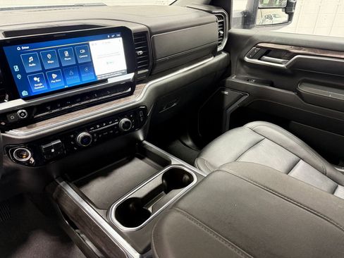 Used 2025 Chevrolet Silverado 2500 LTZ w/ LTZ Convenience Package image 12