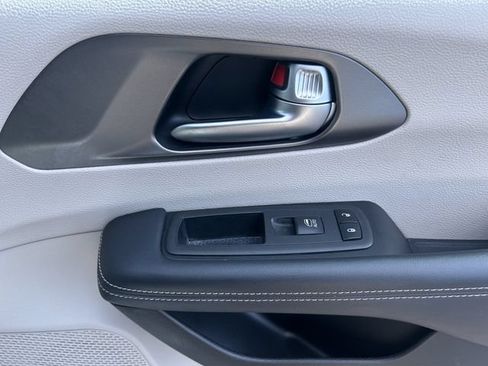 Used 2023 Chrysler Pacifica Touring-L FWD image 23