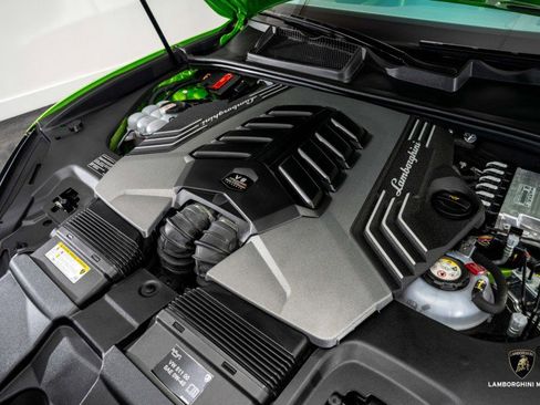 Used 2025 Lamborghini Urus SE image 8