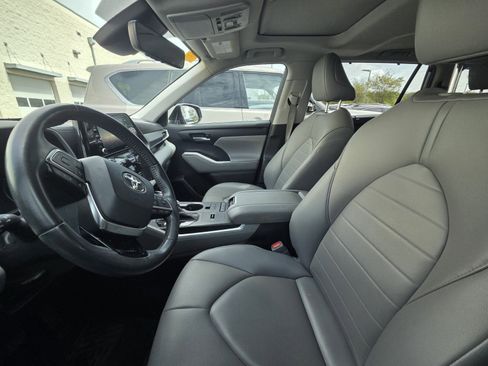Used 2020 Toyota Highlander XLE image 12