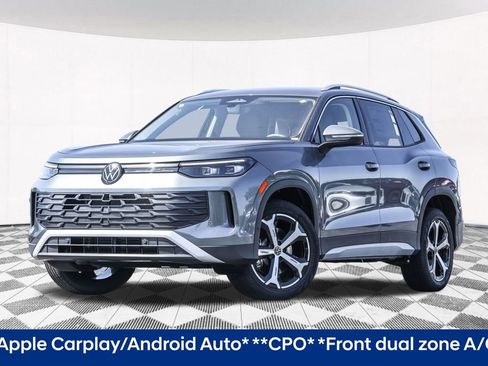 Used 2025 Volkswagen Tiguan SE image 2