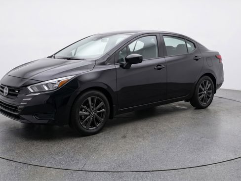 Used 2025 Nissan Versa SV image 3