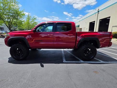 Used 2018 Toyota Tacoma TRD Off-Road w/ Technology Package AWD/4WD image 3