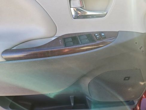 Used 2013 Toyota Sienna XLE w/ Premium Pkg image 30