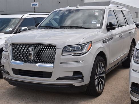 Certified 2022 Lincoln Navigator Reserve AWD/4WD image 2