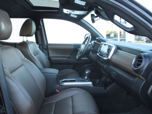 Used 2023 Toyota Tacoma Limited image 27