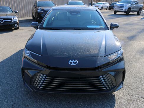Used 2025 Toyota Camry XLE image 11