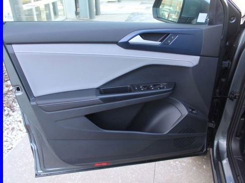 Used 2024 Volkswagen Taos SE image 18