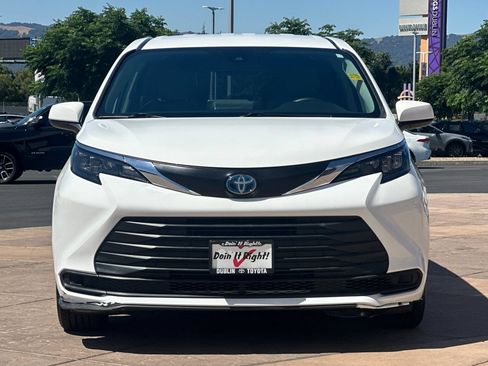 Certified 2024 Toyota Sienna LE AWD/4WD image 11