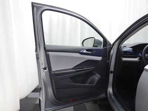 Certified 2023 Volkswagen Taos SE w/ Black Wheel Package FWD image 4