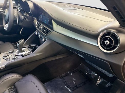 Used 2023 Alfa Romeo Giulia Veloce RWD image 30