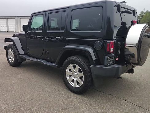 Used 2016 Jeep Wrangler Unlimited Sahara w/ Connectivity Group image 12