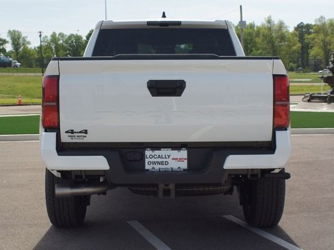 Used 2025 Toyota Tacoma TRD Sport AWD/4WD image 3