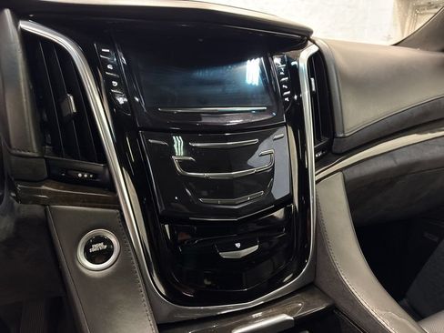 Used 2019 Cadillac Escalade Platinum AWD/4WD image 19