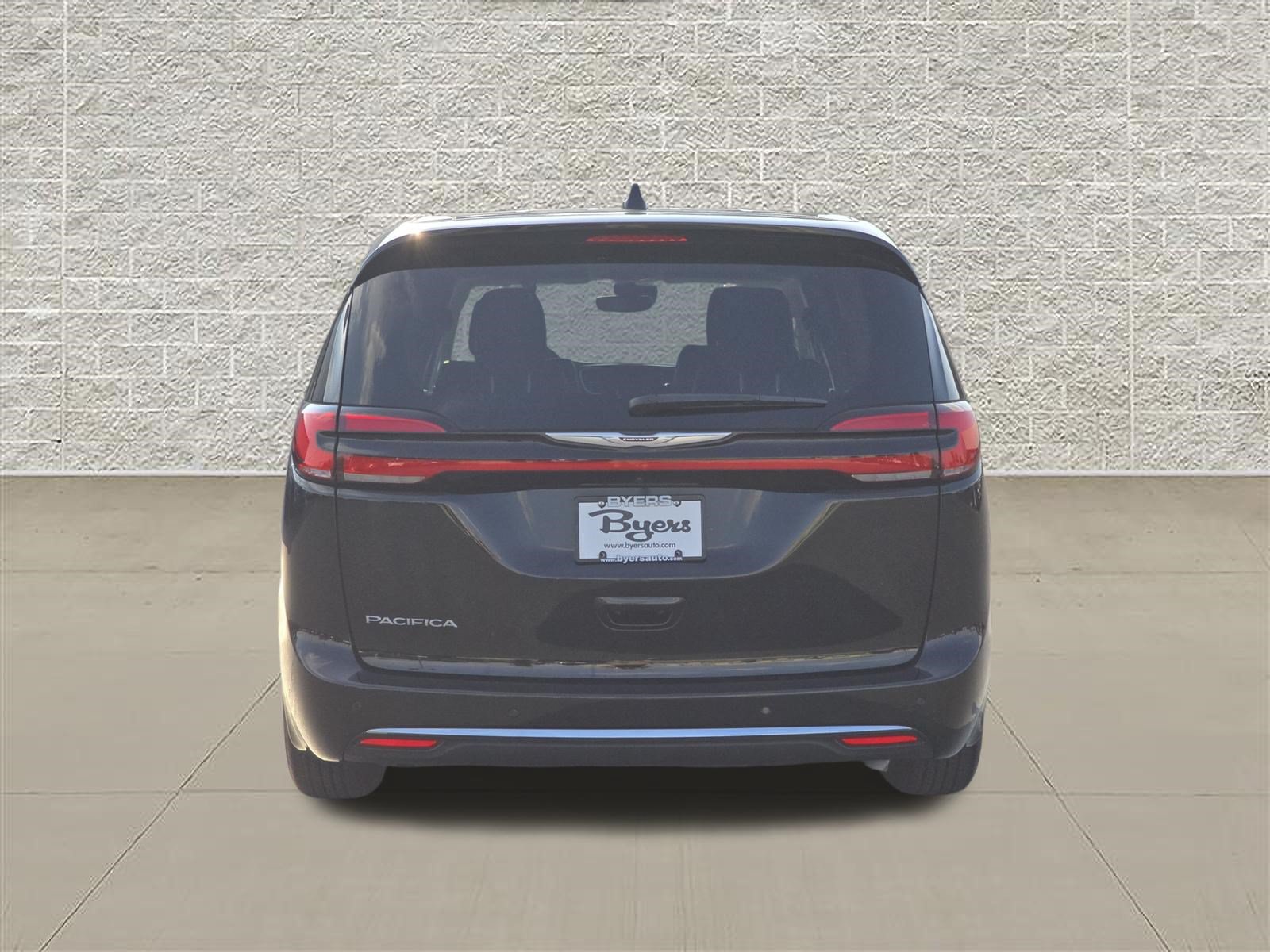Used 2024 Chrysler Pacifica Touring-L FWD image 6
