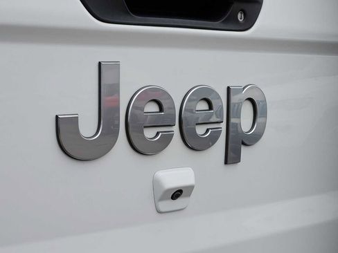Used 2023 Jeep Gladiator Overland image 12