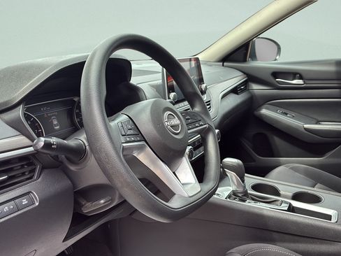 Used 2025 Nissan Altima 2.5 SV FWD image 26