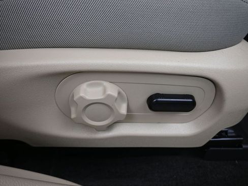 Used 2018 Ford Taurus SE image 38