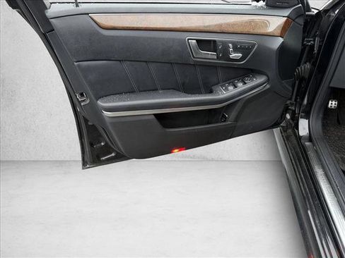 Used 2014 Mercedes-Benz E 550 4MATIC Sedan image 11