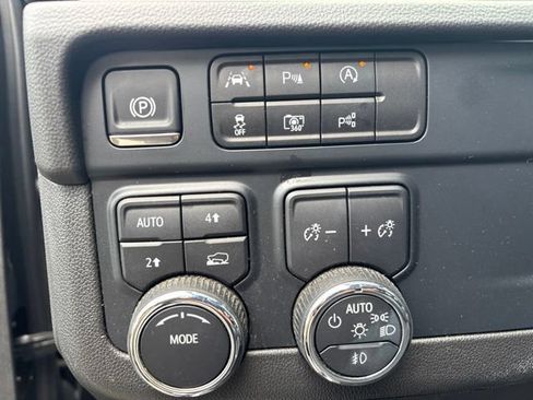 Used 2025 Chevrolet Tahoe Premier AWD/4WD image 13