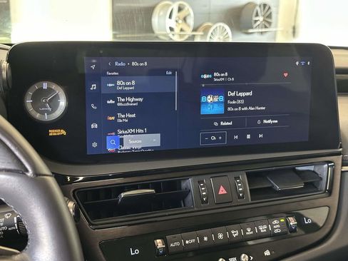 Used 2024 Lexus ES 300h w/ Technology Package FWD image 33