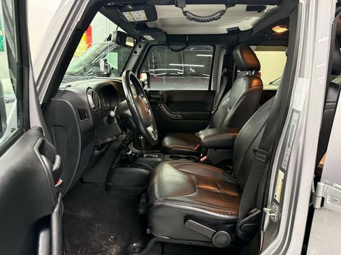 Used 2018 Jeep Wrangler Unlimited Sahara w/ Dual Top Group image 10