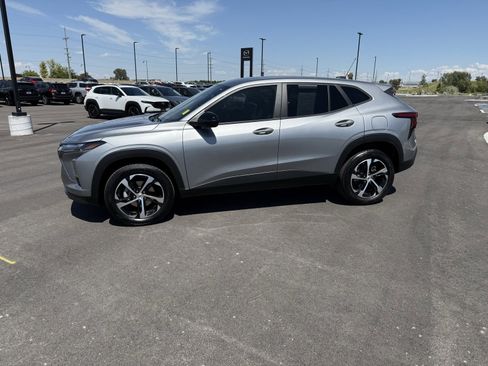Used 2025 Chevrolet Trax RS w/ Driver Confidence Package image 4