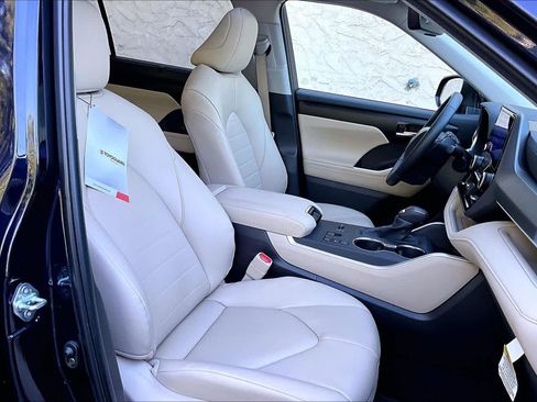 Certified 2025 Toyota Highlander XLE FWD image 9