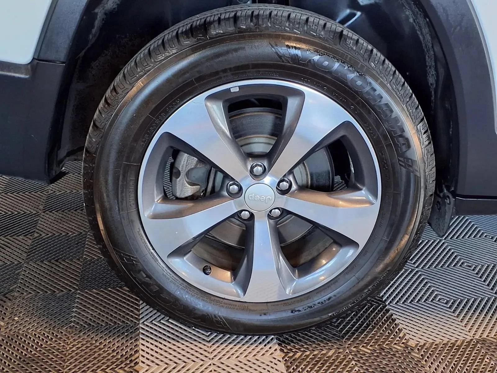 Used 2019 Jeep Cherokee Limited w/ Luxury Group AWD/4WD image 8