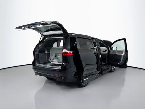 Used 2018 Toyota Sienna Limited FWD image 23