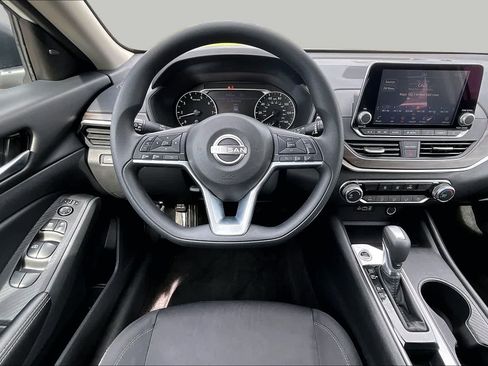 Used 2025 Nissan Altima 2.5 SV FWD image 6