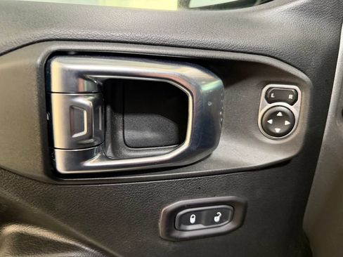 Used 2018 Jeep Wrangler Sport AWD/4WD image 12