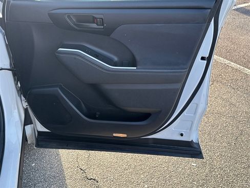 Certified 2023 Toyota Highlander L image 14