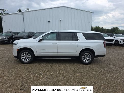 Used 2024 Chevrolet Suburban Premier AWD/4WD image 2