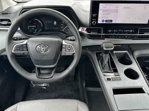 Certified 2026 Toyota Sienna XLE FWD image 18