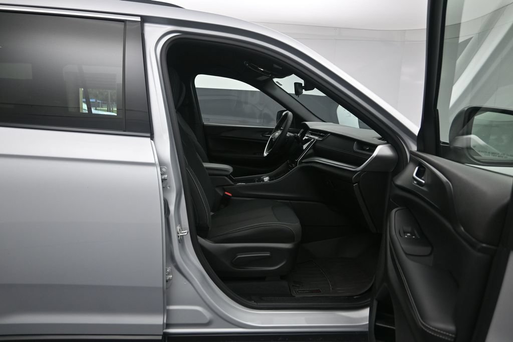 Used 2024 Jeep Grand Cherokee L Laredo RWD image 26