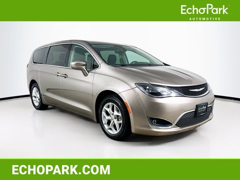 Used 2018 Chrysler Pacifica Touring Plus w/ Tire & Wheel Group FWD image 1