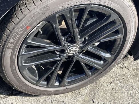 Used 2025 Toyota Camry SE w/ Convenience Package image 10