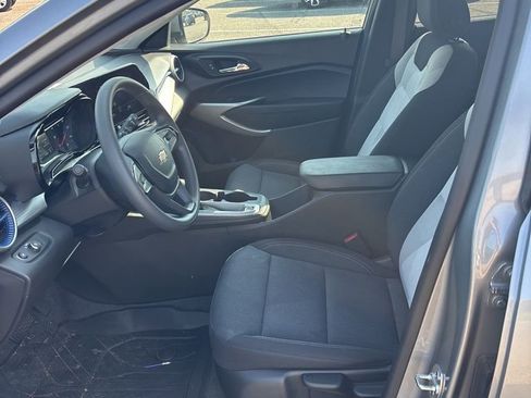 Used 2025 Chevrolet Trax LS w/ LS Convenience Package image 10