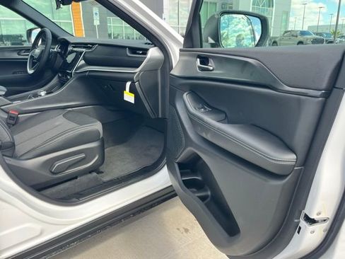 New 2025 Jeep Grand Cherokee Laredo X w/ Luxury Tech Group I image 21