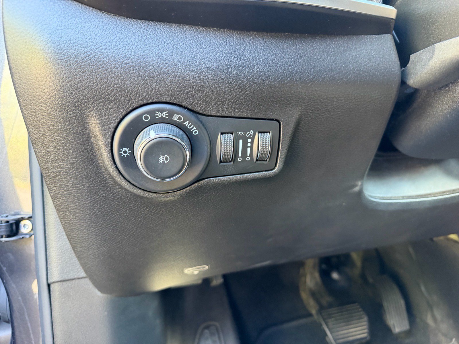 Used 2023 Jeep Compass Latitude w/ Sun and Sound Group AWD/4WD image 21