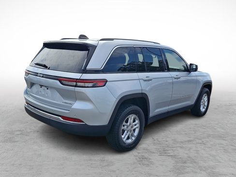 Used 2023 Jeep Grand Cherokee Laredo w/ Luxury Tech Group I AWD/4WD image 5