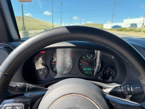 Used 2017 Jeep Wrangler Unlimited Sahara AWD/4WD image 12
