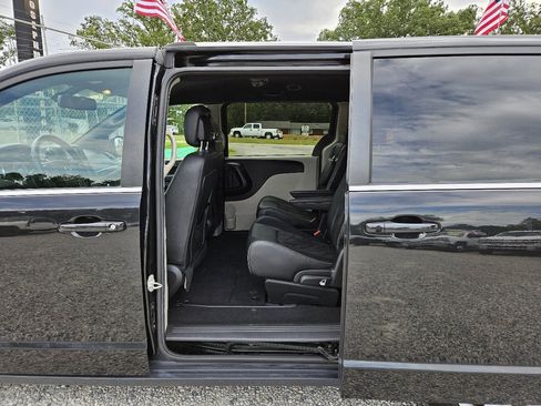 Used 2019 Dodge Grand Caravan SXT image 16