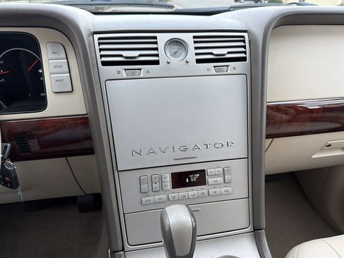 Used 2004 Lincoln Navigator Luxury image 25