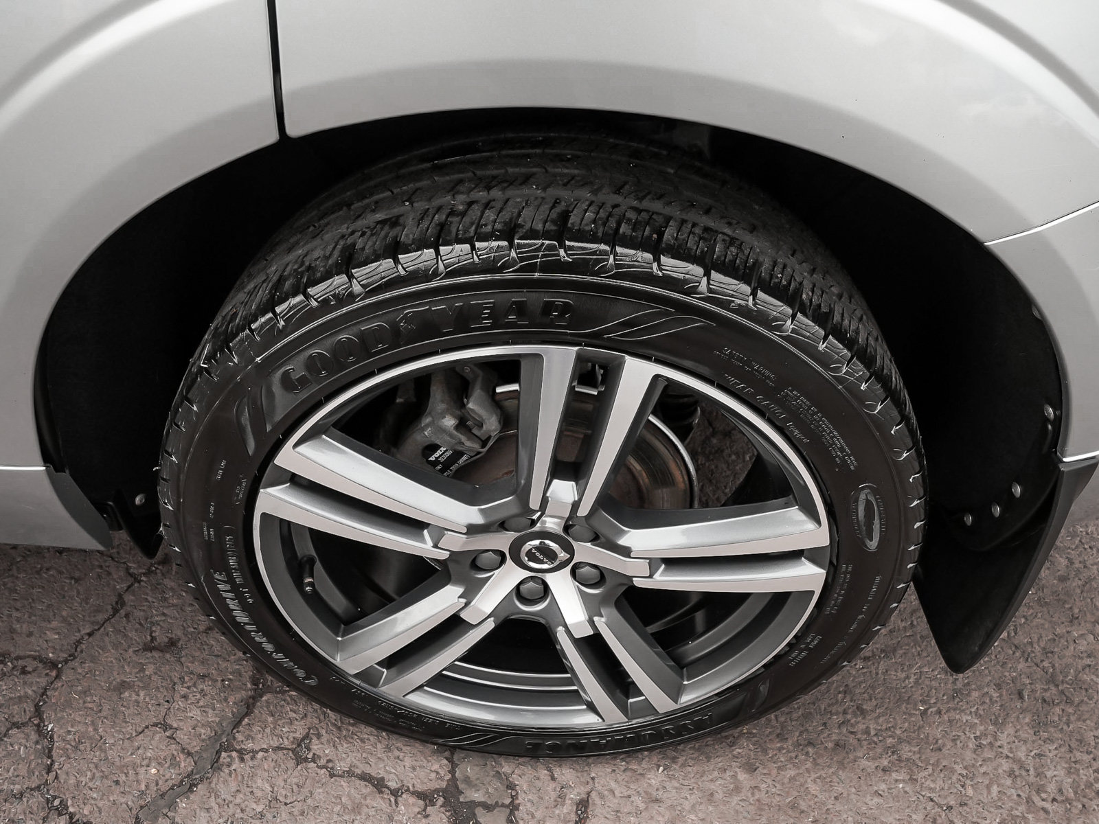 Used 2018 Volvo XC60 T5 Momentum w/ Convenience Package AWD/4WD image 9