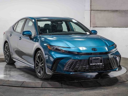 New 2025 Toyota Camry SE image 3