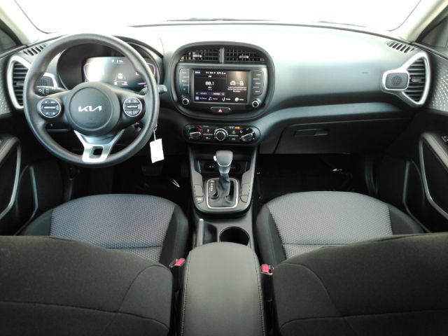 Used 2023 Kia Soul LX w/ LX Technology Package FWD image 3